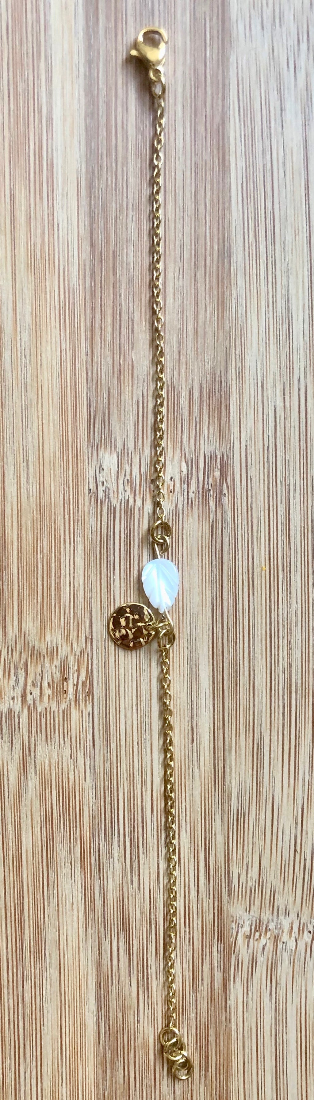 Mother-of-pearl leaf bracelet