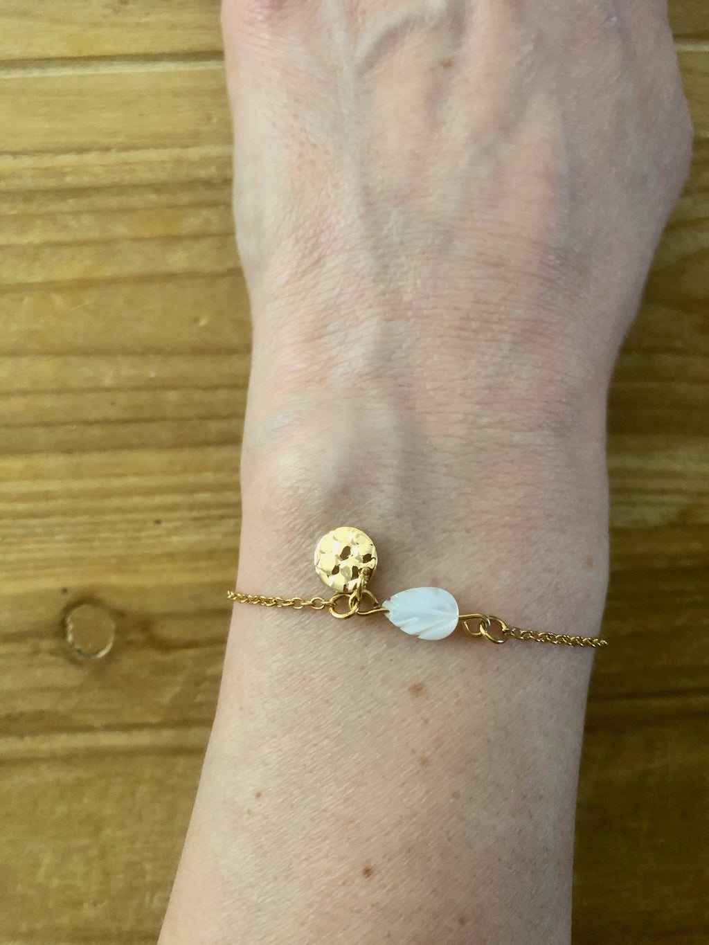 Mother-of-pearl leaf bracelet