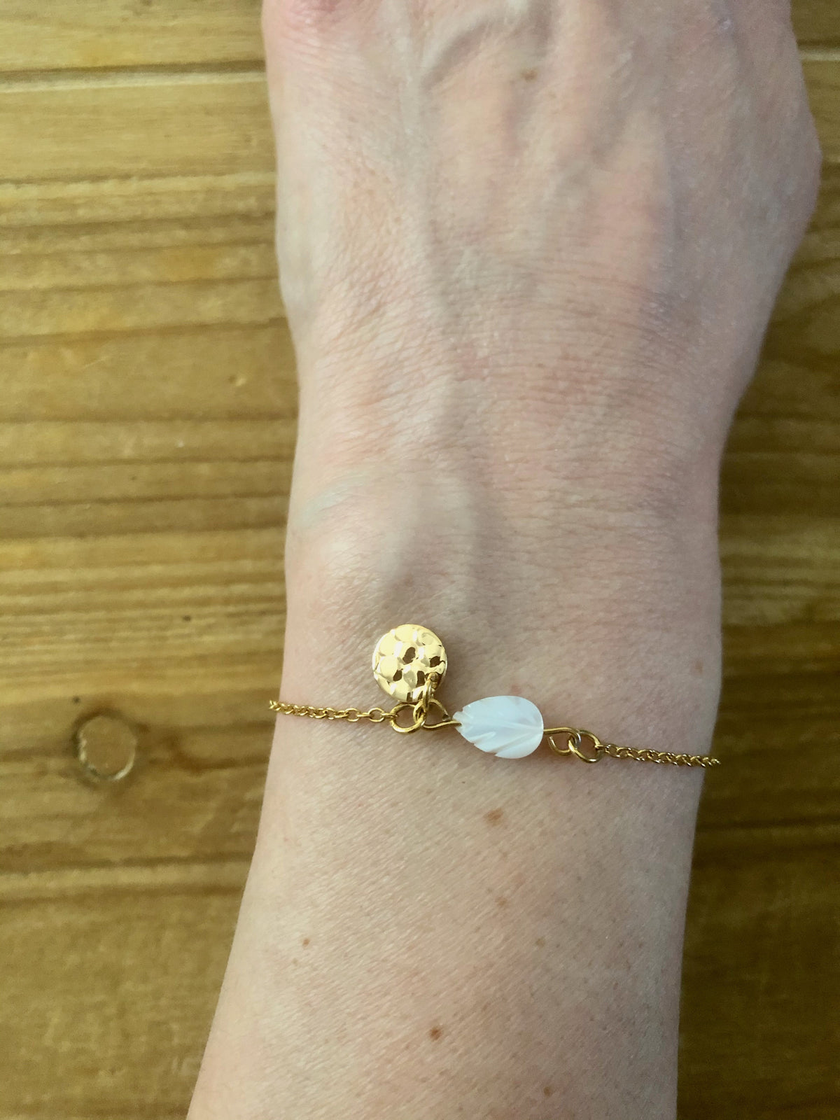 Mother-of-pearl leaf bracelet