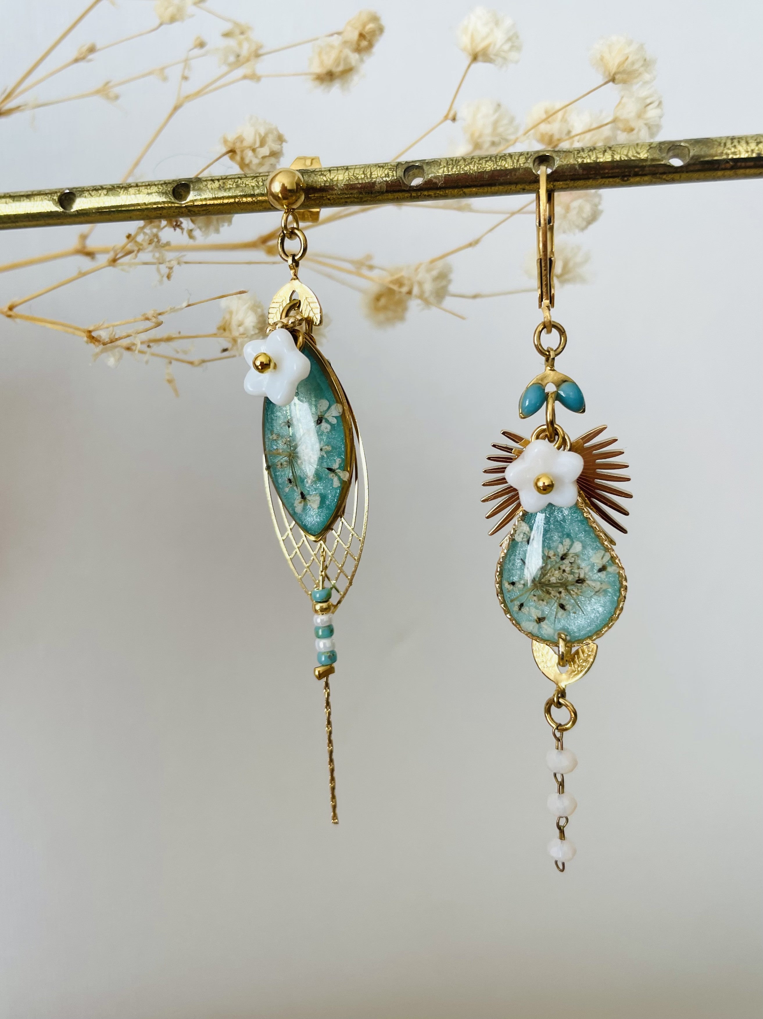 Boucles d'oreilles fleuries bleues asymetriques
