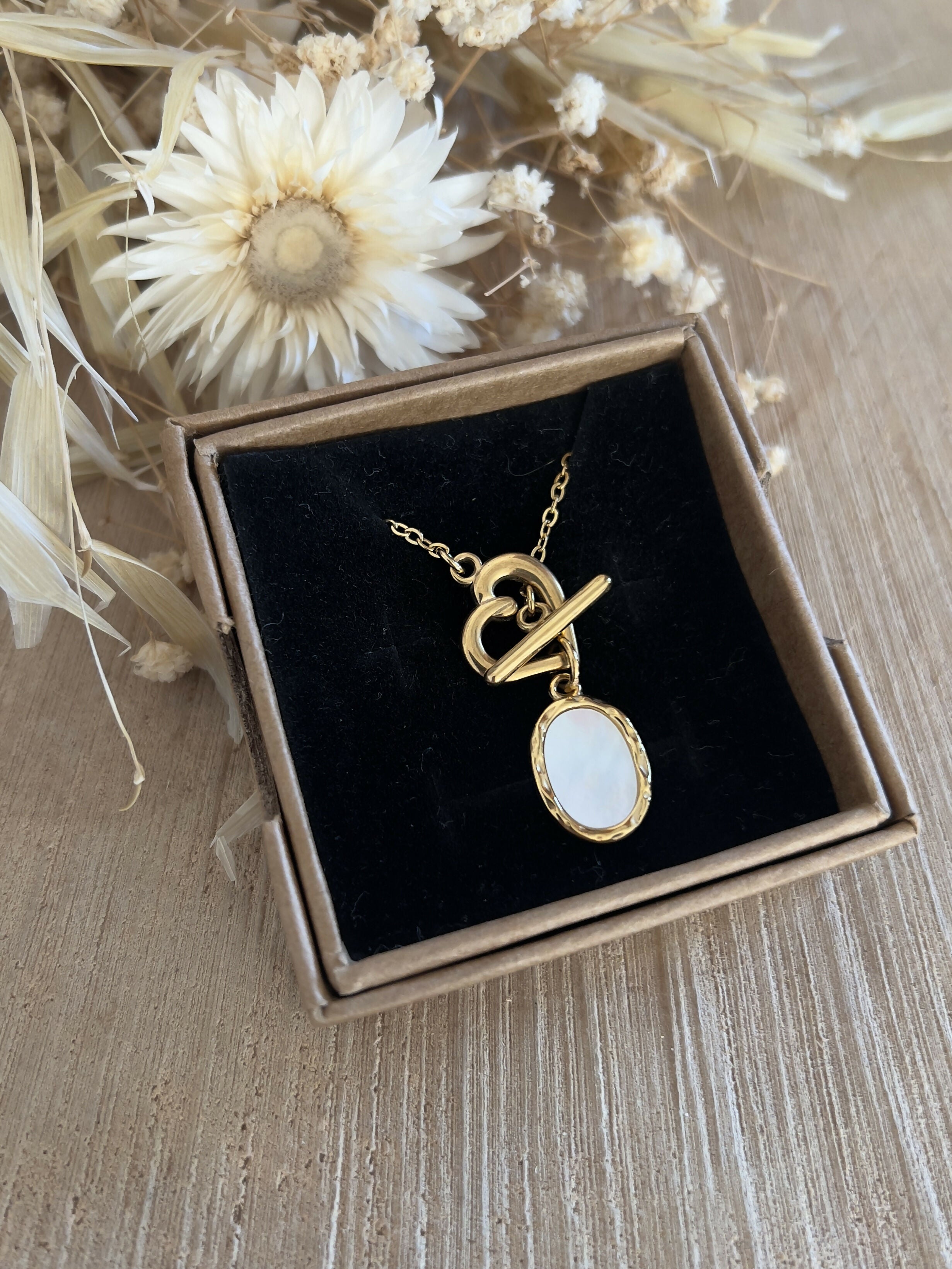 Collier fermoir coeur & pendentif nacre naturelle ovale