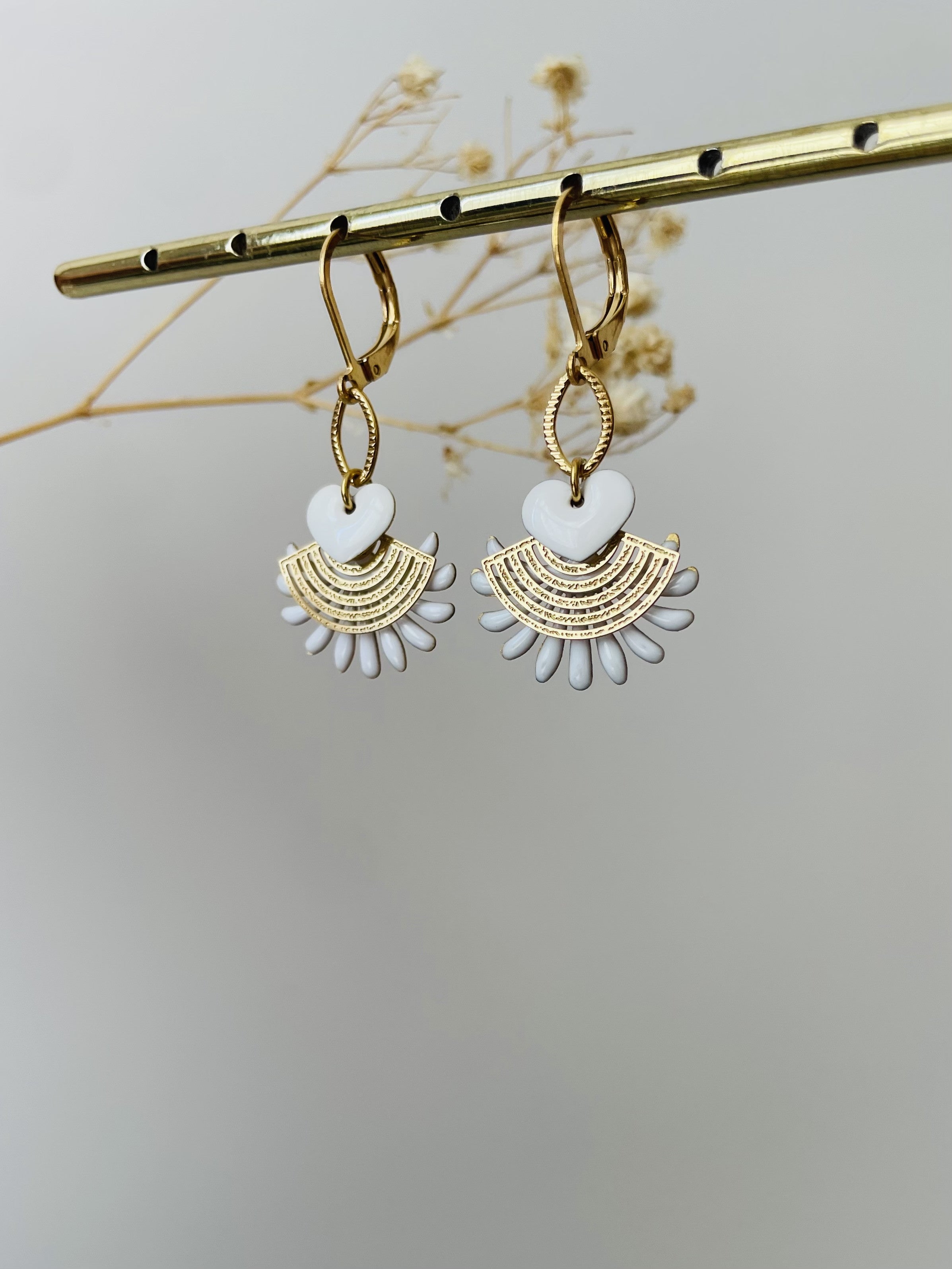 "Fan Heart" drop earrings in white