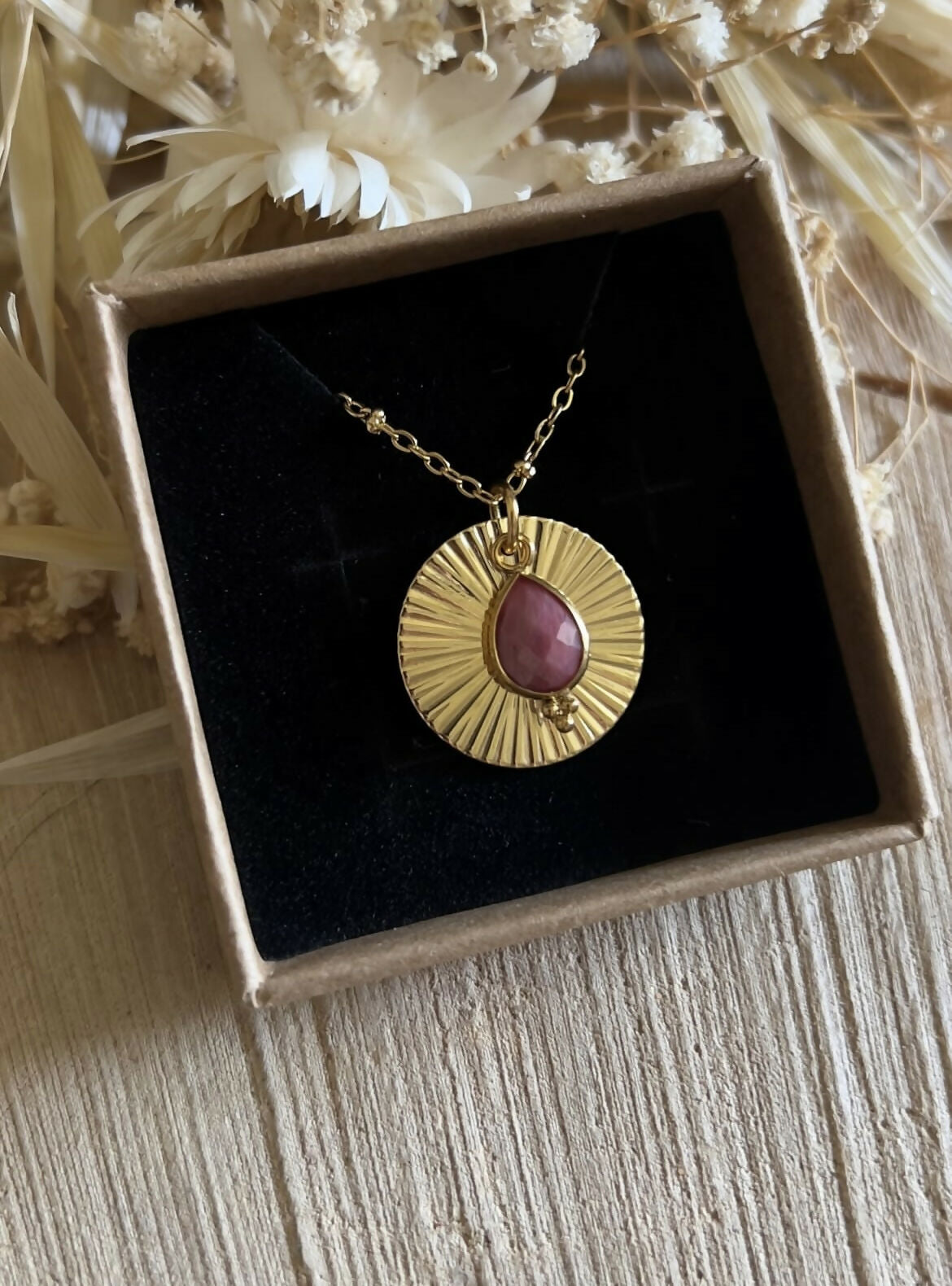 Collier rond strié + goutte rose en Rhodonite