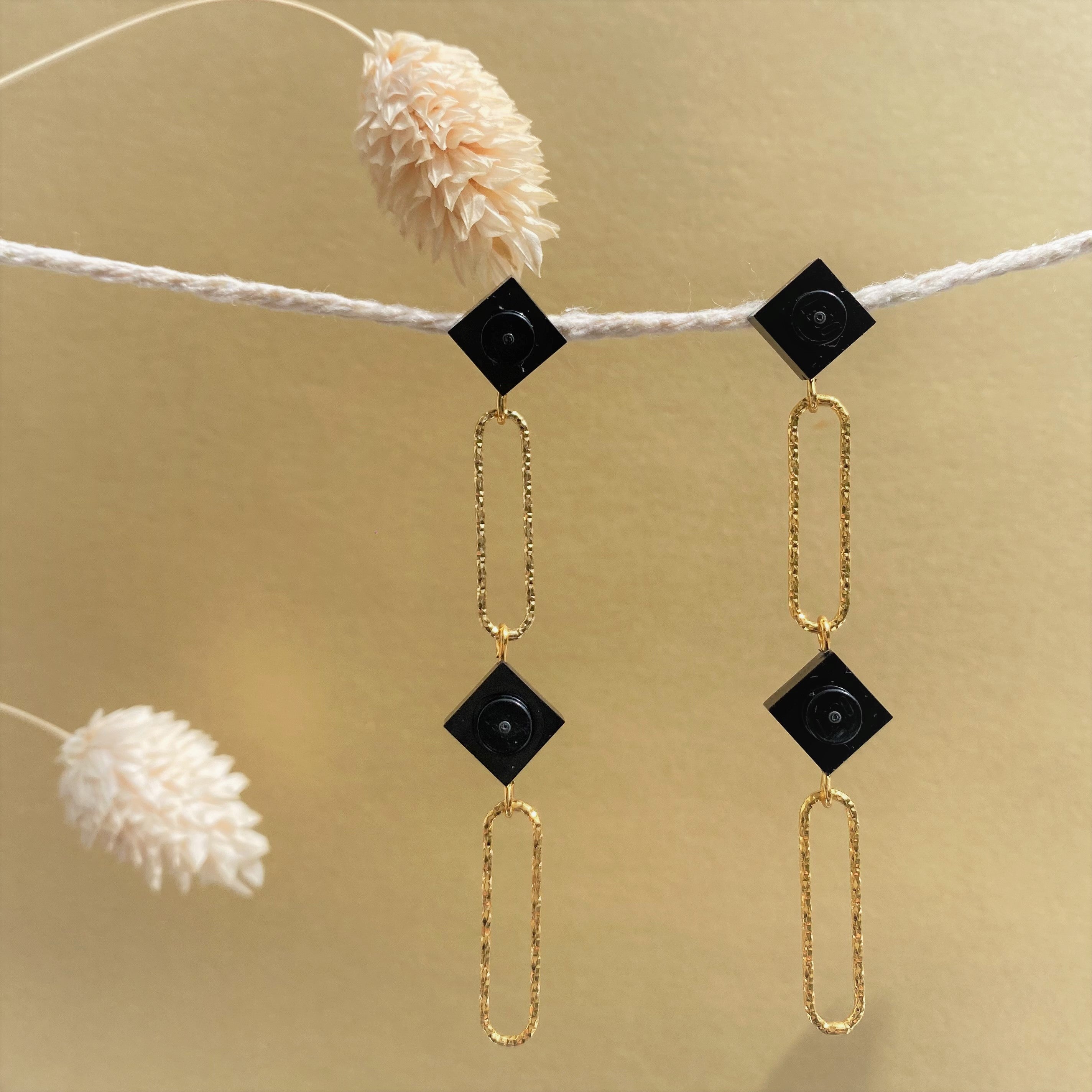 Boucles d'oreilles longues avec un brique Lego - Les Voltigeuses