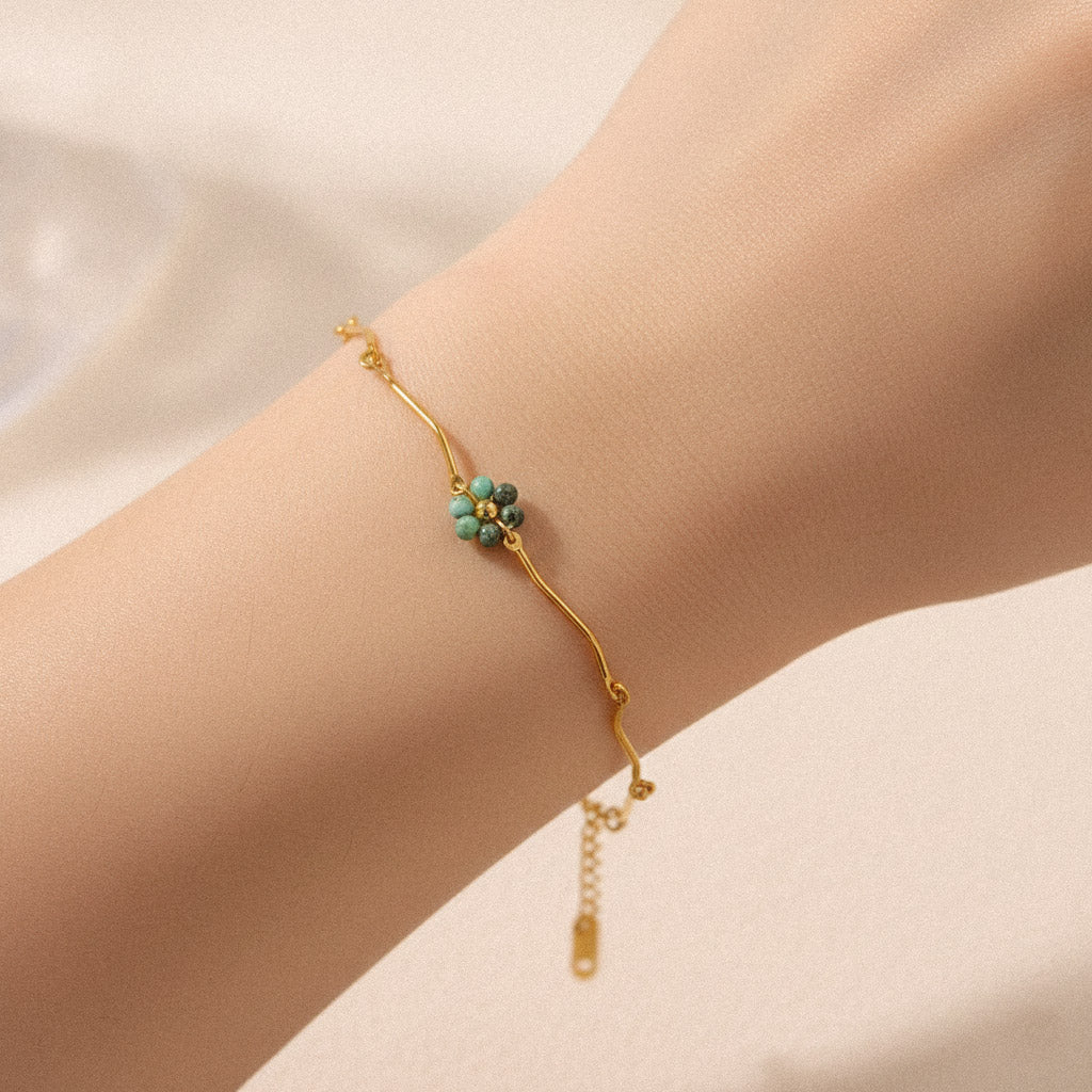 Bracelet Anémone en acier inoxydable plaqué or, bijou floral artisanal élégant - Flowrette
