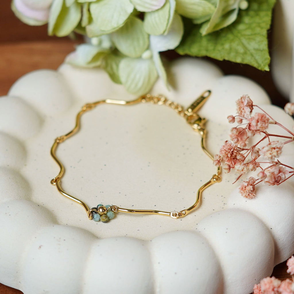 Bracelet Anémone en acier inoxydable plaqué or, bijou floral artisanal élégant - Flowrette