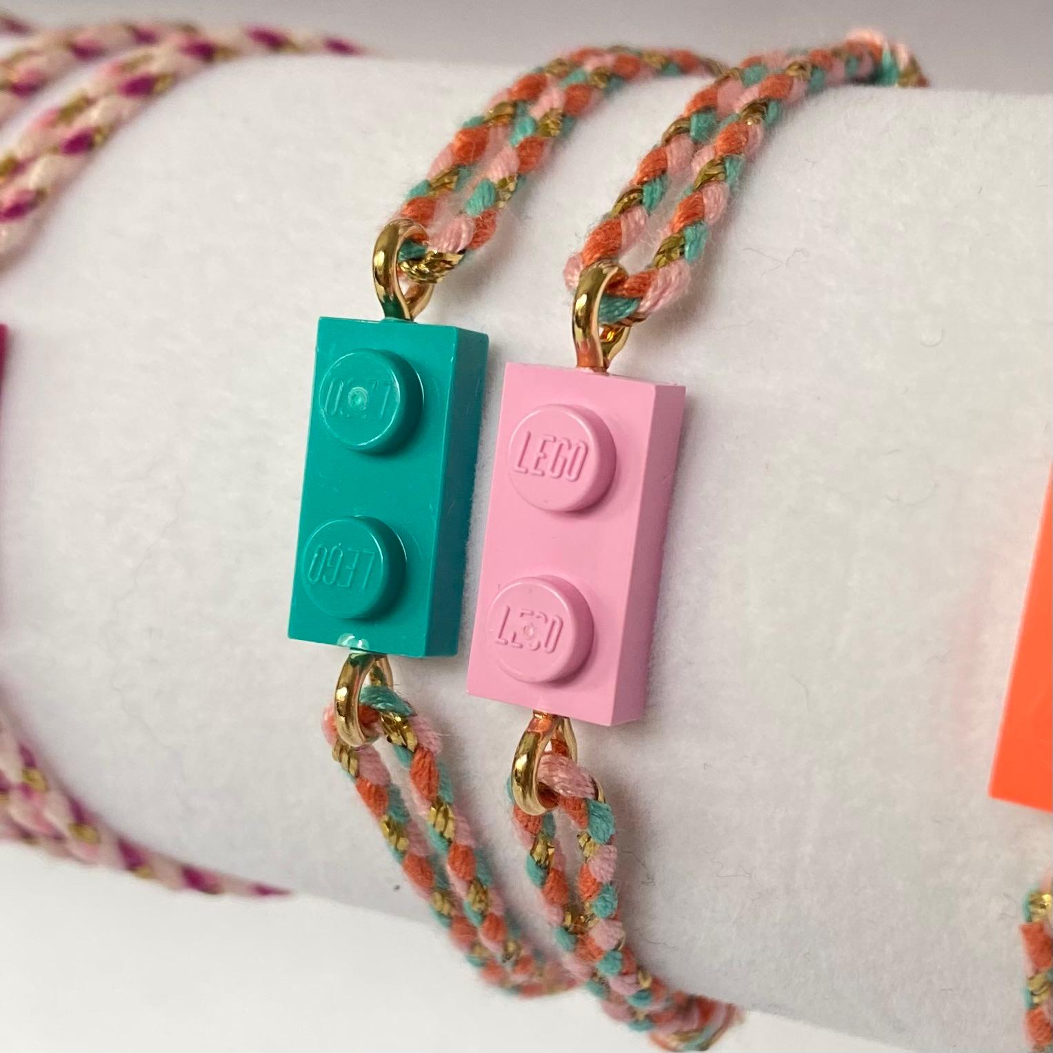 Bracelet ajustable cordon tressé corail-vert et sa brique Lego assortie