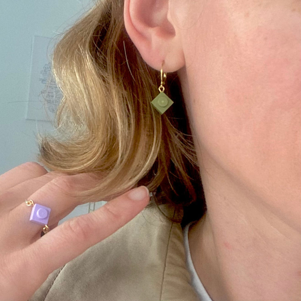 Mini boucles d'oreilles Dormeuses en acier inoxydable avec une brique de Lego®