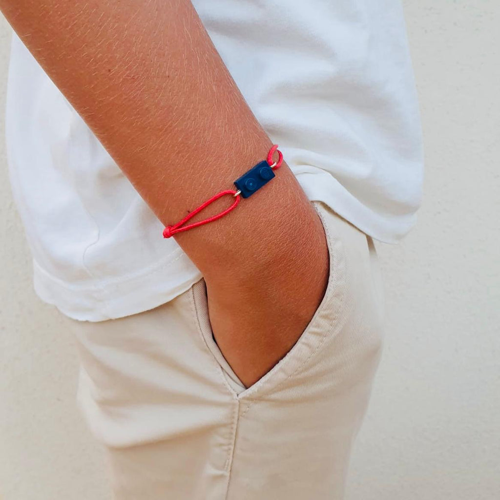 Fluorescent bracelet with a Lego® and an adjustable cord