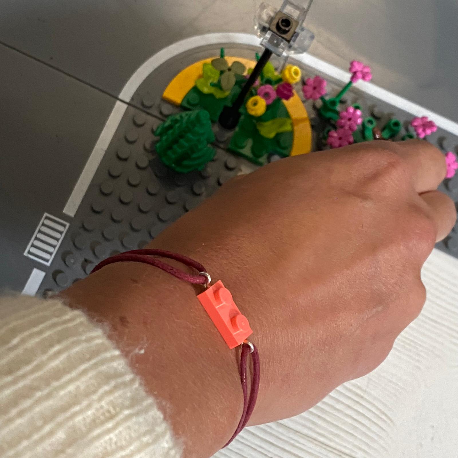 Bracelet fluo avec un Lego® et un cordon ajustable