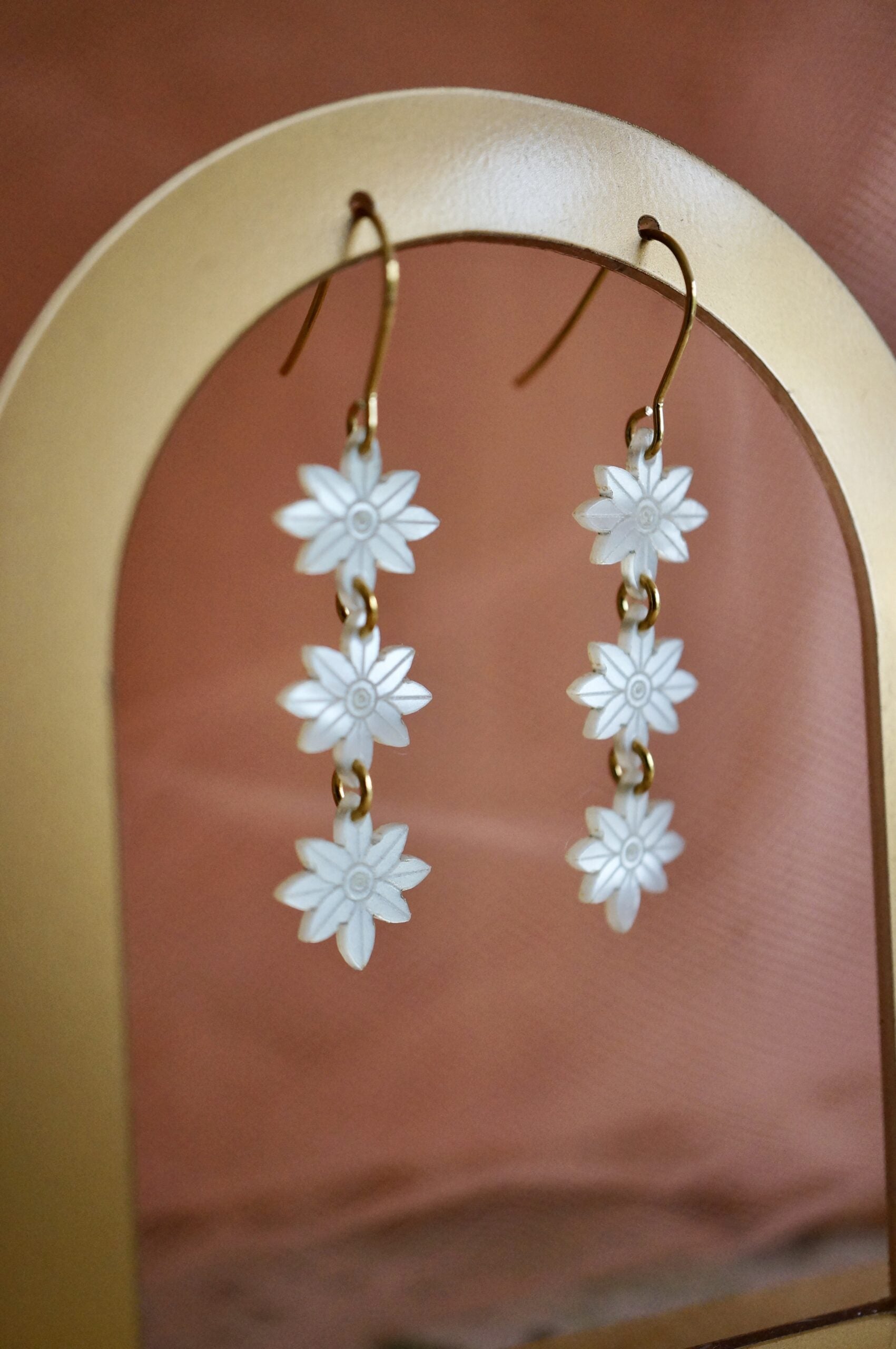 Boucles pendantes trio de fleurs en plexiglas nacré ~ Jill ~ version mini