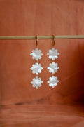 Créoles pendantes trio de fleurs en plexiglas nacré ~ Jill ~ version maxi