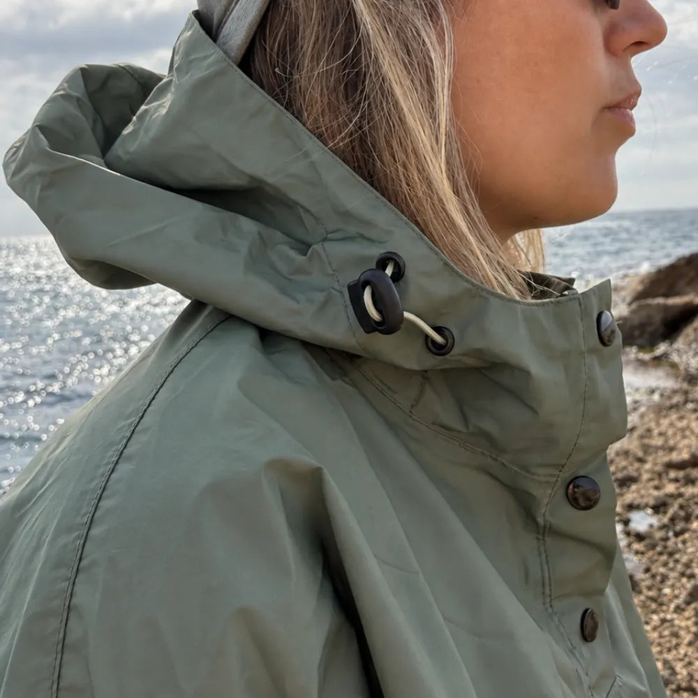 Détail de la capuche du poncho de pluie kaki imperméable