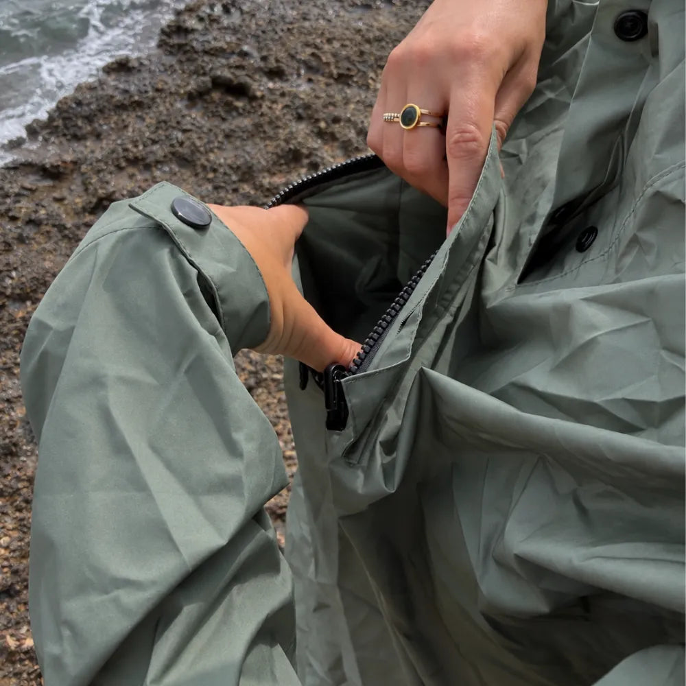 Détail de la poche ventrale du poncho de pluie kaki imperméable