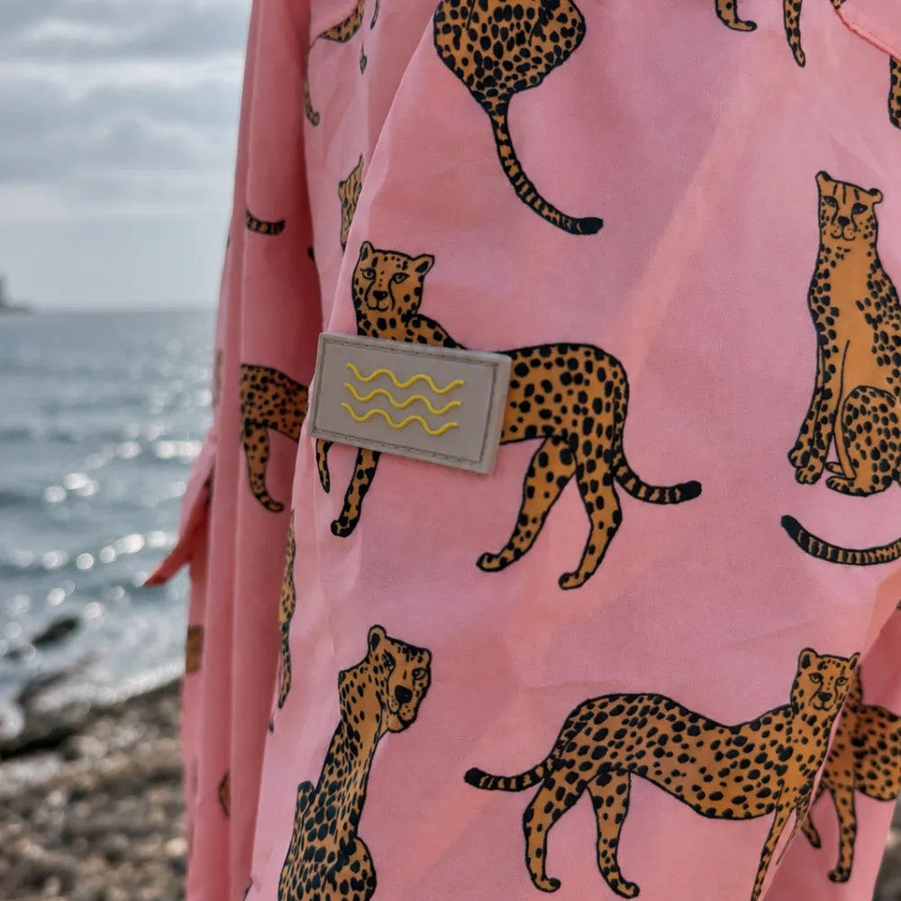 Détail du motif léopard rose du poncho de pluie Alexie