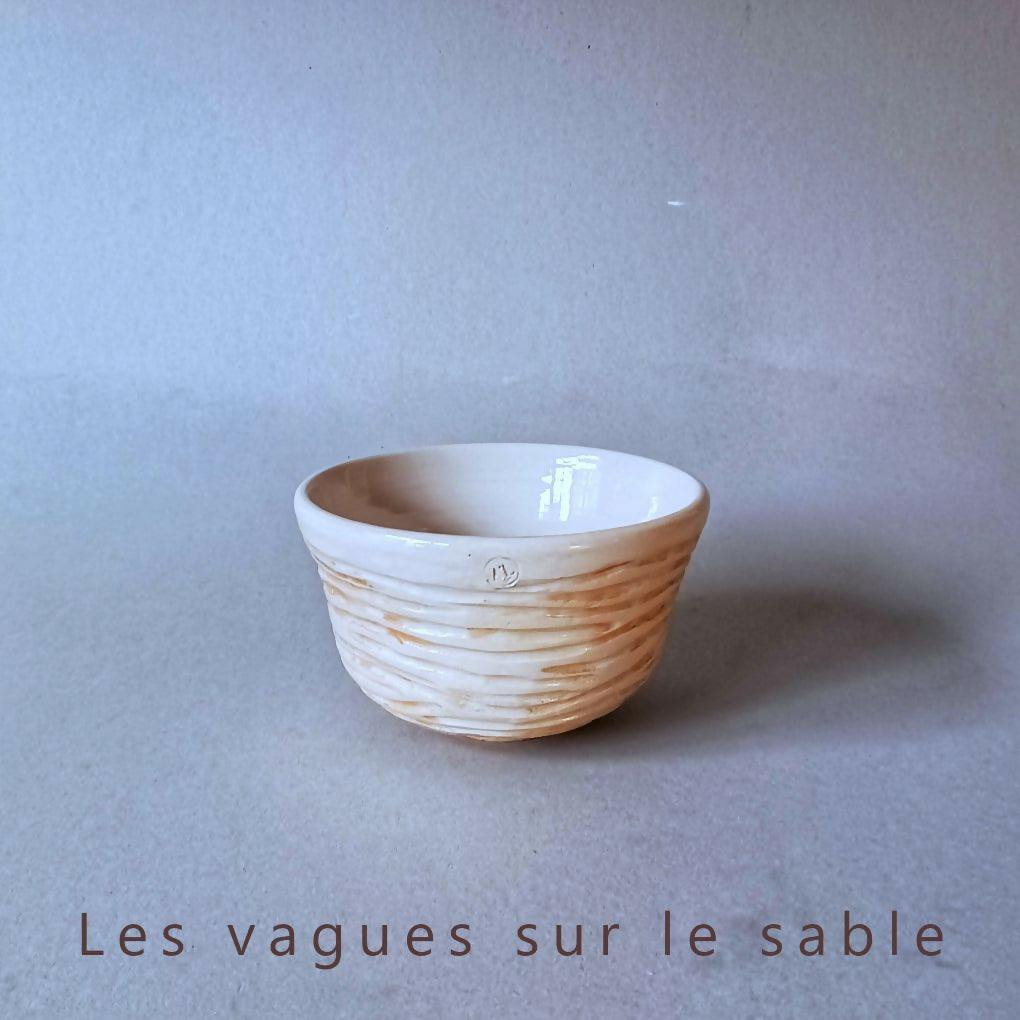 Bol Les vagues sur le sable