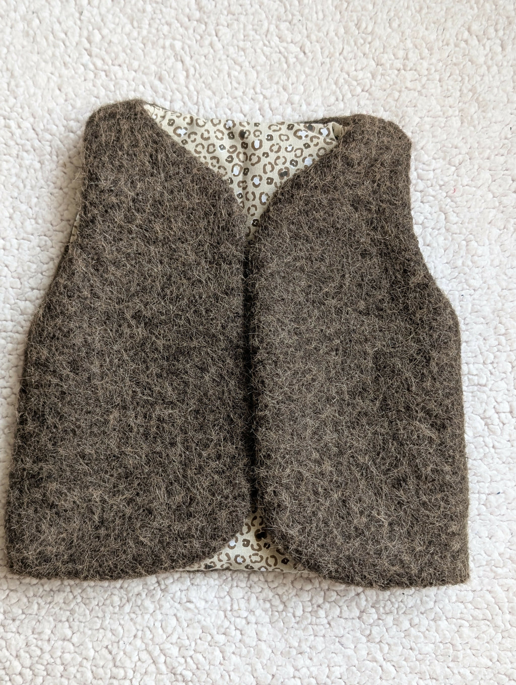 Gilet de berger réversible 18 mois 3 ans bouclette beige et léopards nature