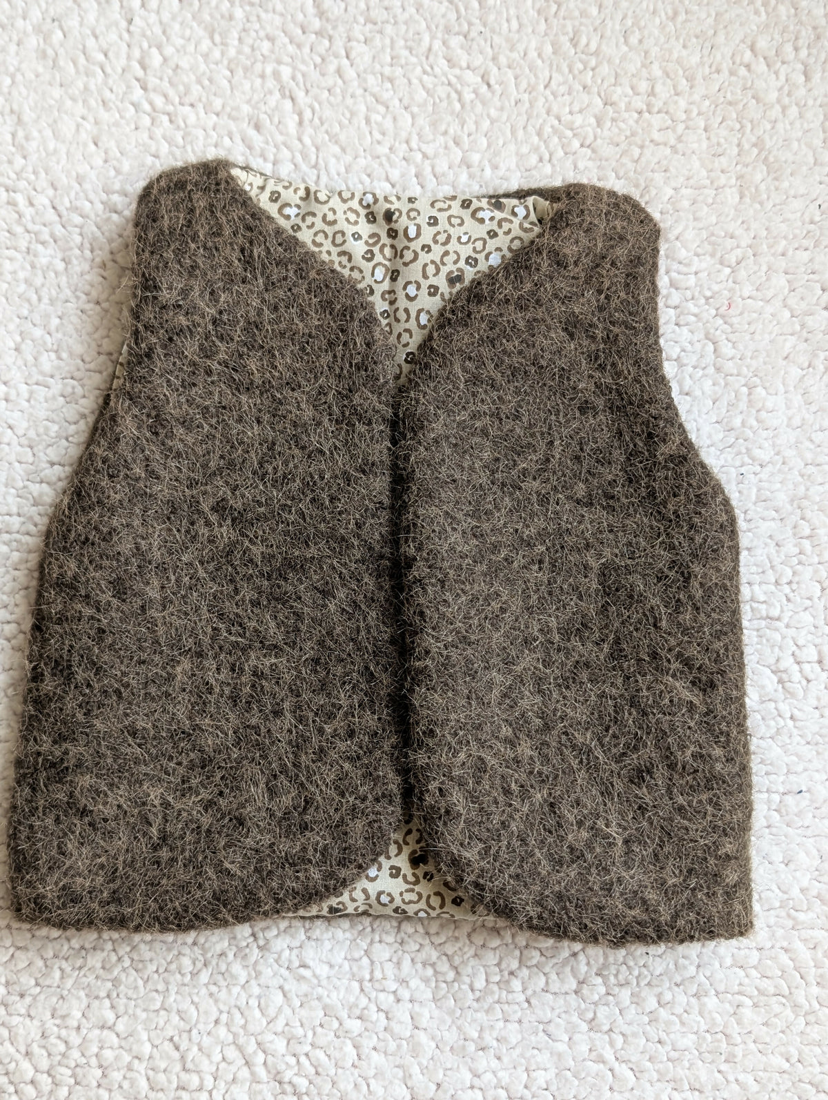 Gilet de berger réversible 18 mois 3 ans bouclette beige et léopards nature