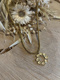 Collier perles dorées & pendentif cercle fleurs
