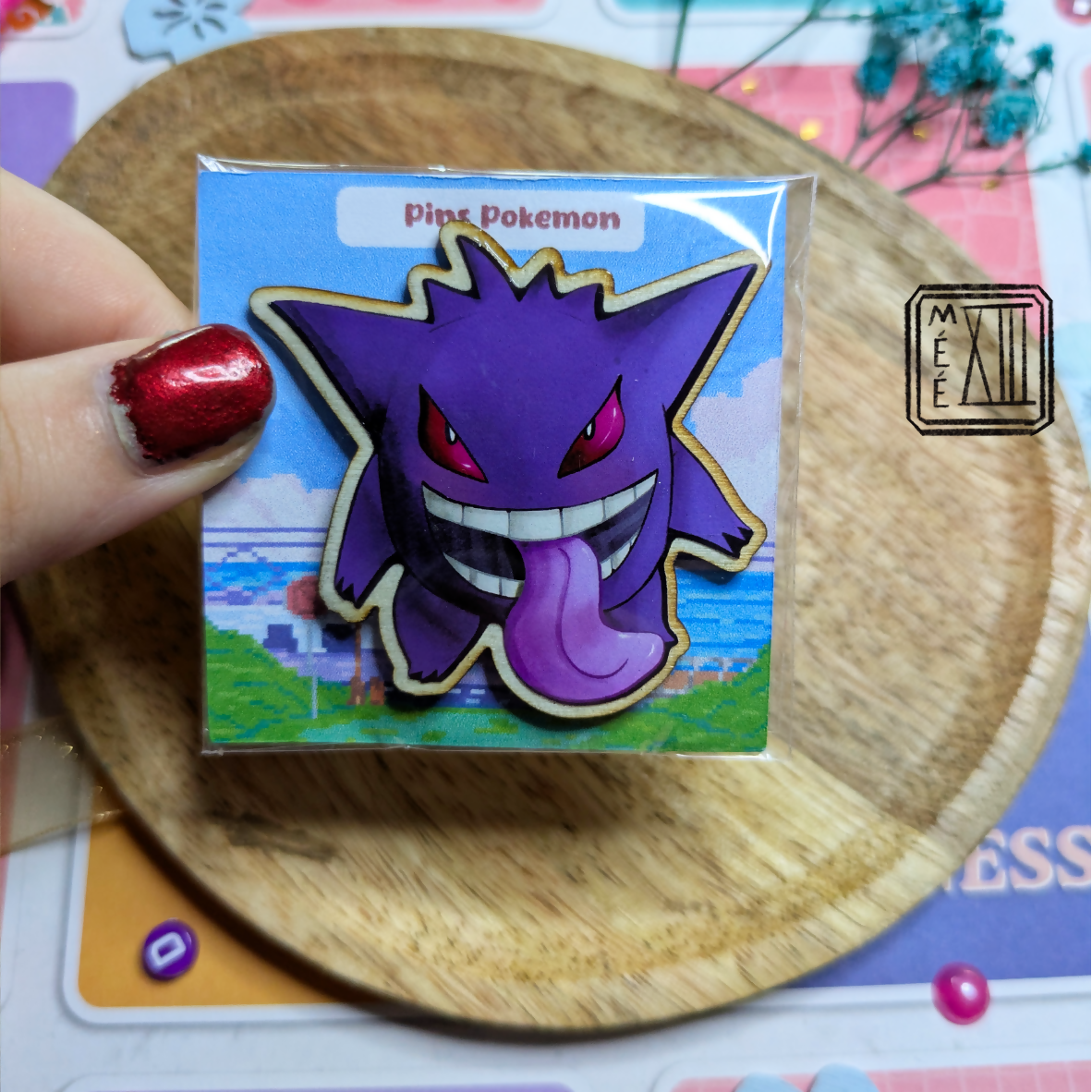 Pin's en bois artisanal petit monstre violet spectre