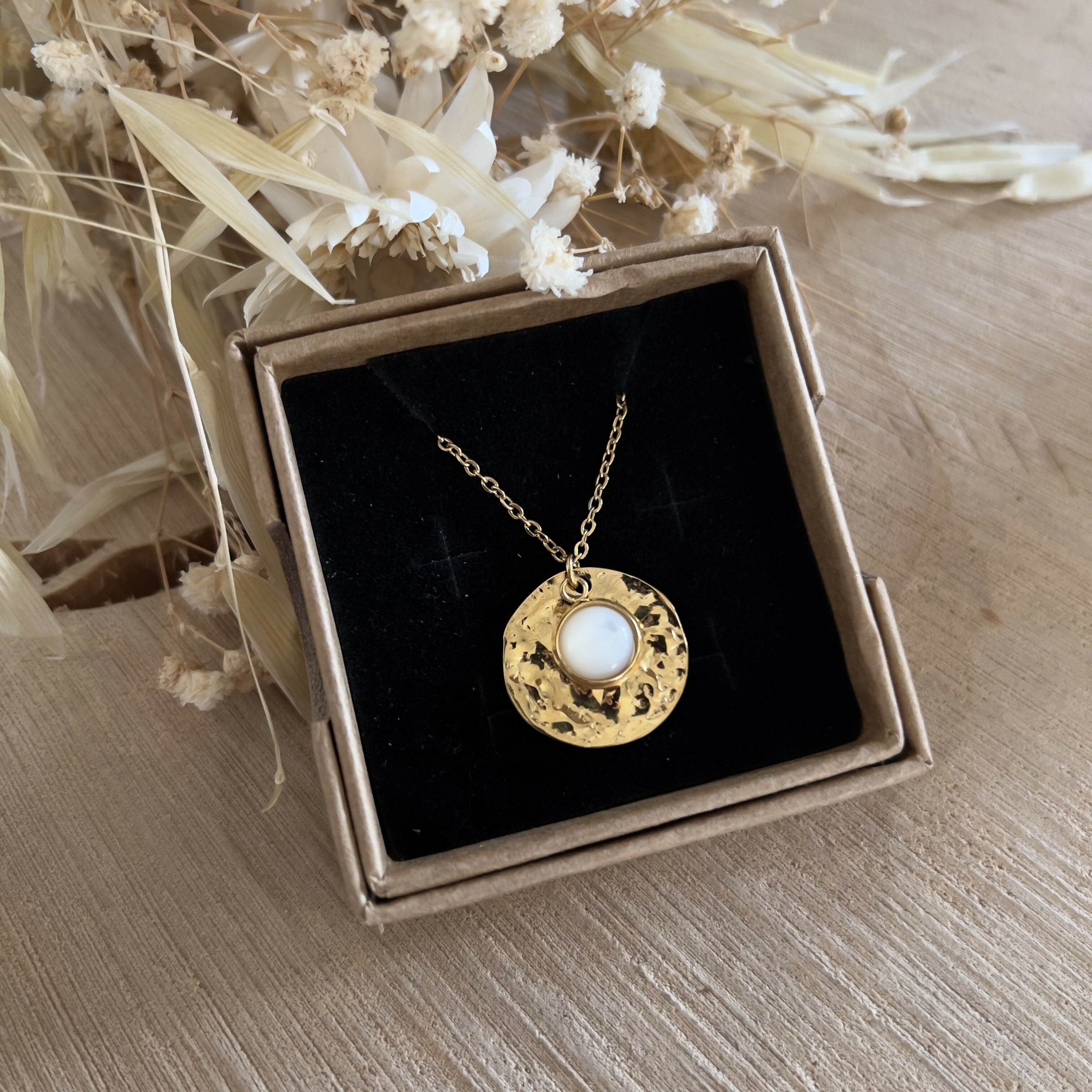Collier pendentif martelé & nacre naturelle