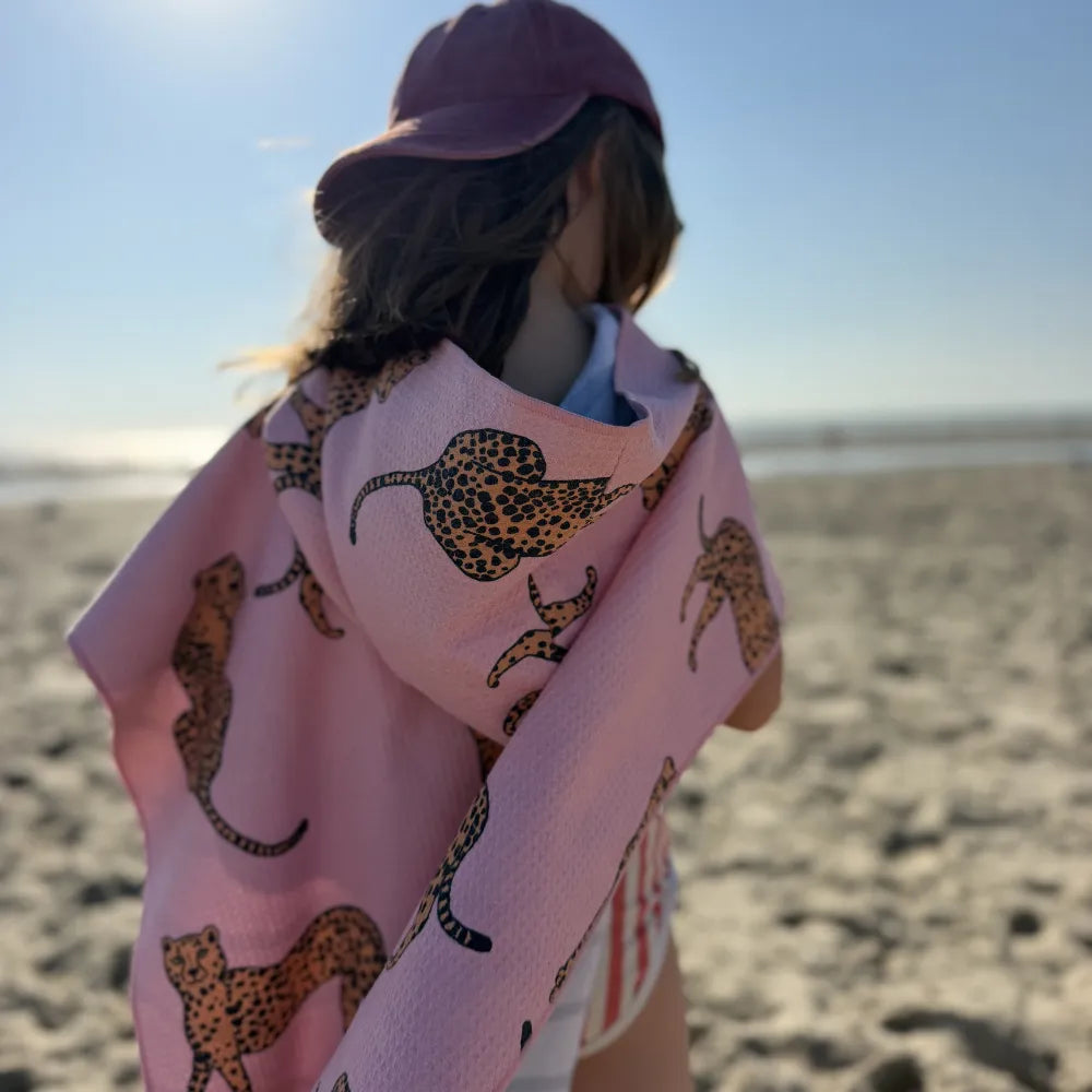 Poncho de plage enfant rose motifs léopard à capuche