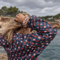 Poncho de pluie adulte bleu marine à motifs marguerites avec capuche