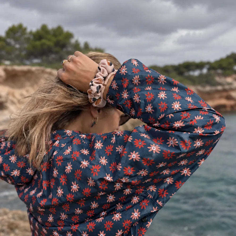 Poncho de pluie adulte bleu marine à motifs marguerites avec capuche