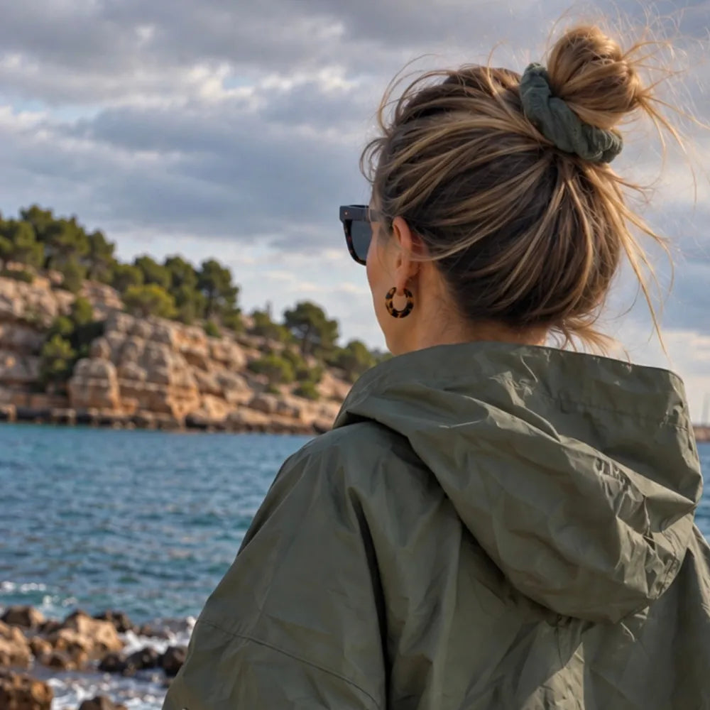 Poncho de pluie kaki uni avec capuche, en polyester 100 % recyclé