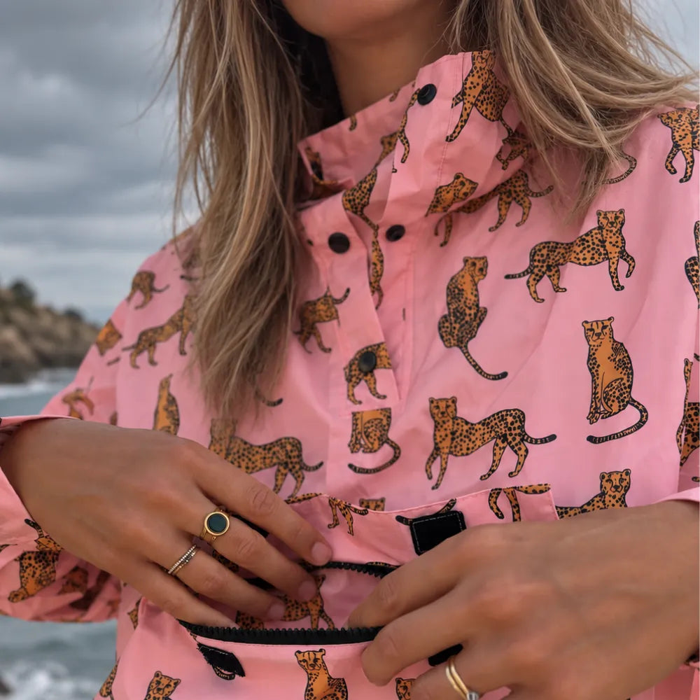 Poncho imperméable à motifs léopard rose avec poche ventrale