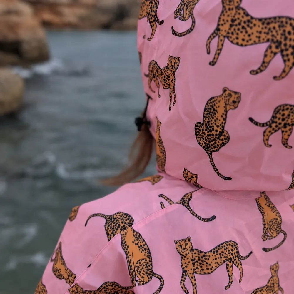 Poncho imperméable rose avec motif léopard et capuche