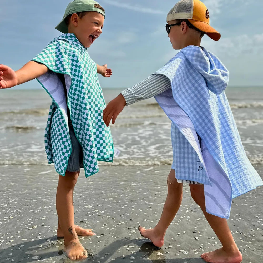 Poncho microfibre enfant damier vert – doux & pratique