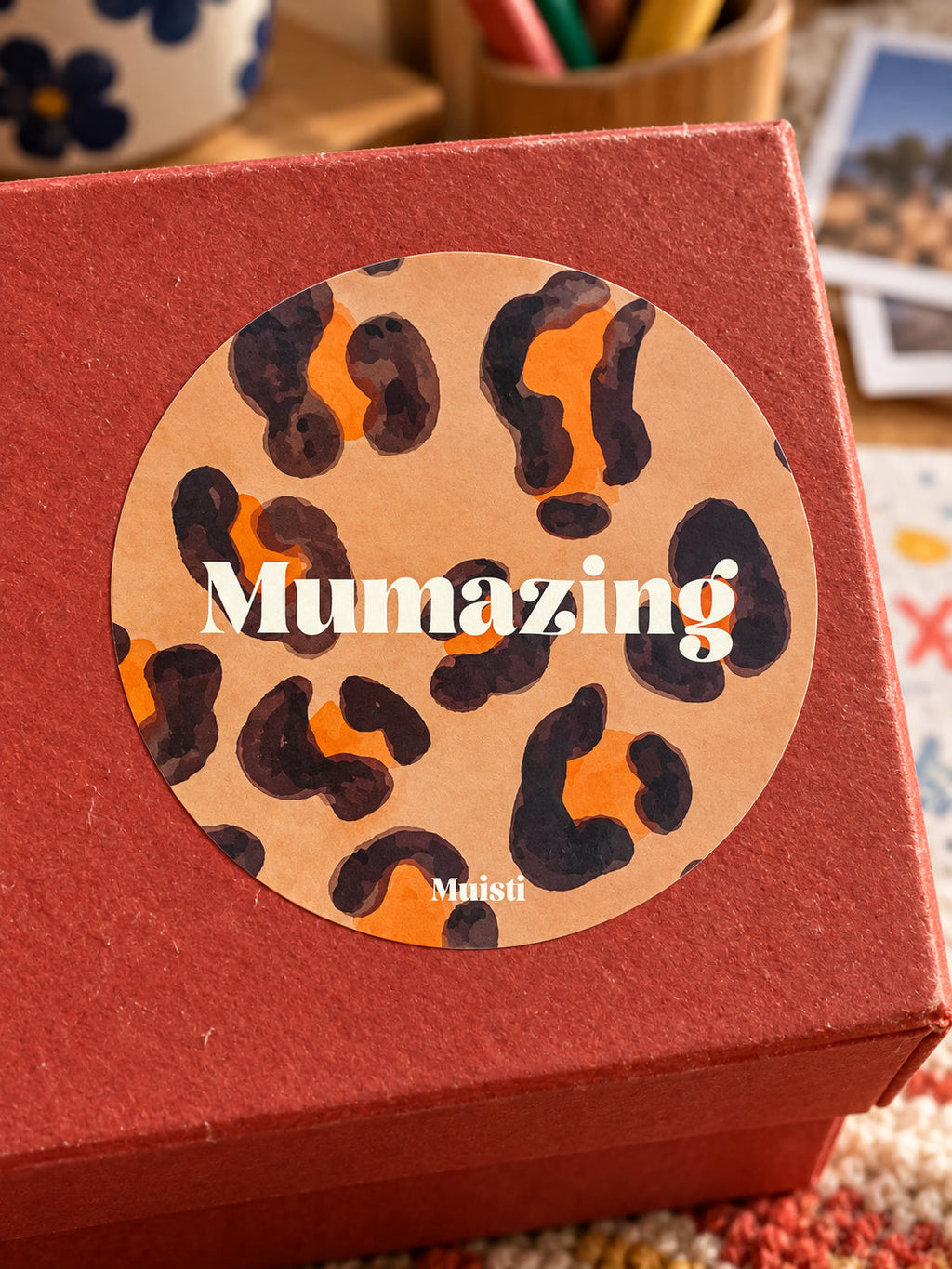 Sticker Muisti Mumazing collé sur une boîte à souvenirs
