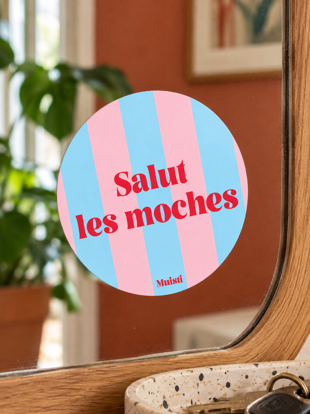 Sticker Muisti Salut les moches collé sur un miroir d’entrée avec cadre en bois