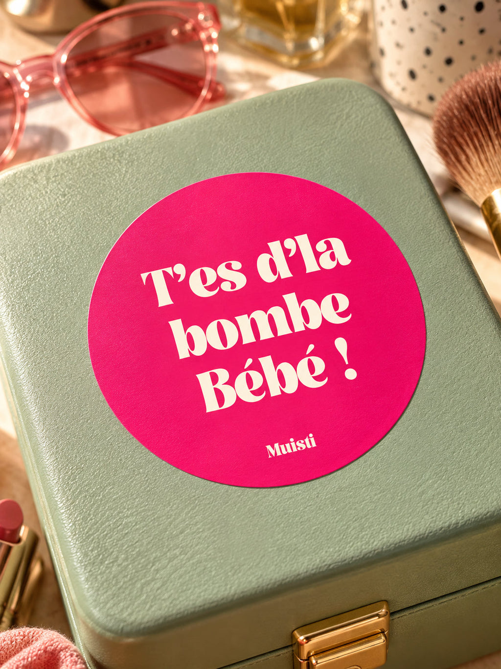 Sticker Muisti T’es d’la bombe Bébé ! collé sur un coffret de maquillage