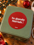 Sticker Muisti Ta gueule Mariah ! sur une boîte de décorations de Noël avec guirlande et casque audio
