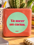 Sticker Muisti Va sucer un cactus. collé sur un cache-pot de cactus