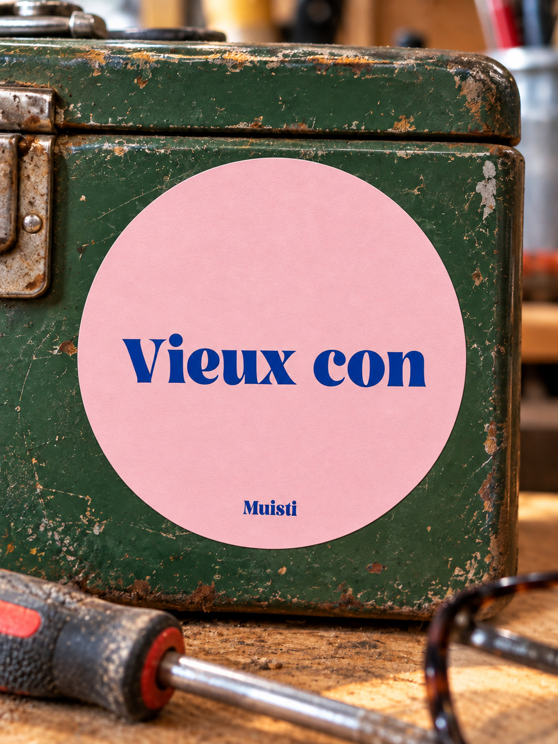 Sticker Muisti Vieux con collé sur une boîte à outils
