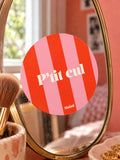 Sticker Muisti P’tit cul collé sur un miroir de coiffeuse