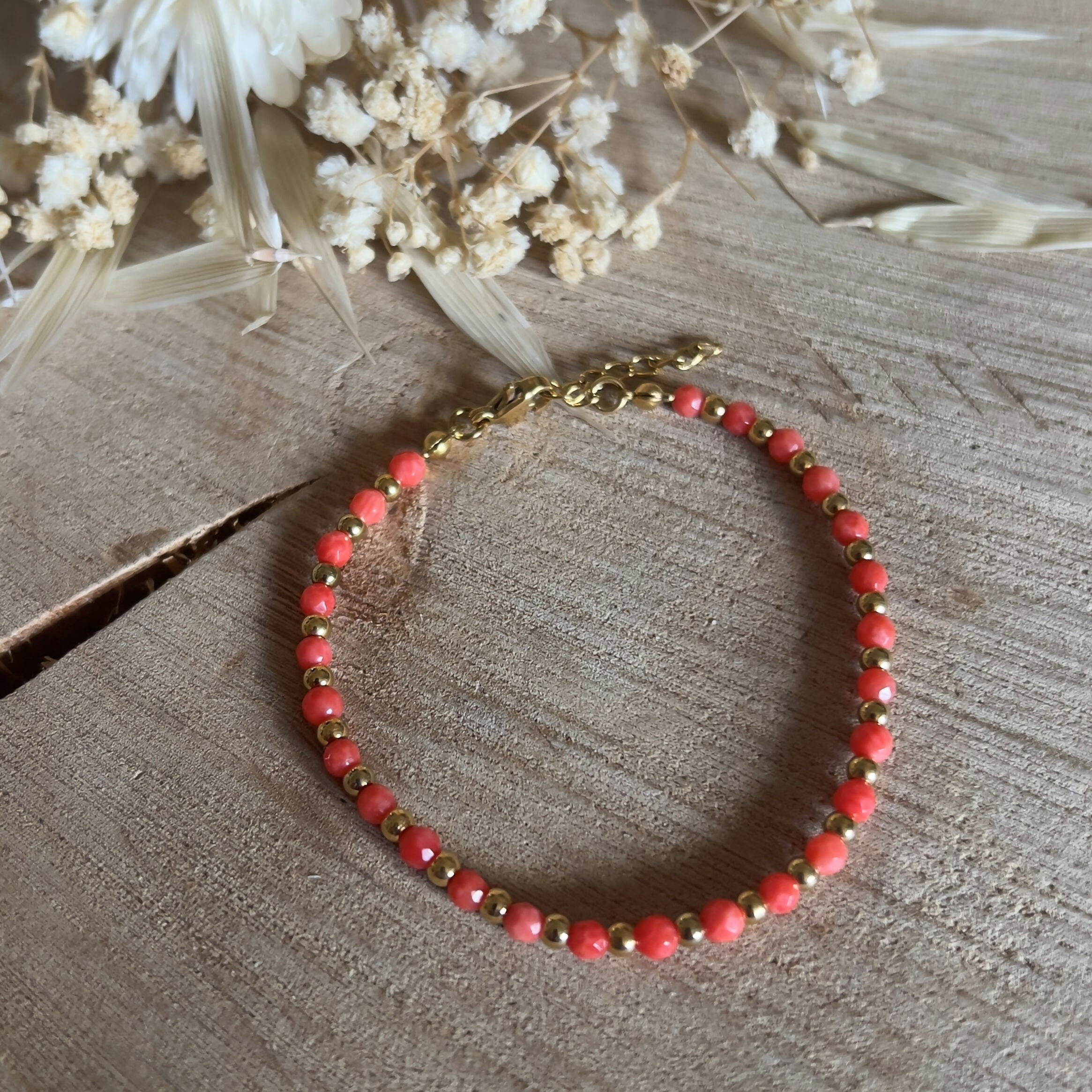 Bracelet perles couleur corail & perles dorées