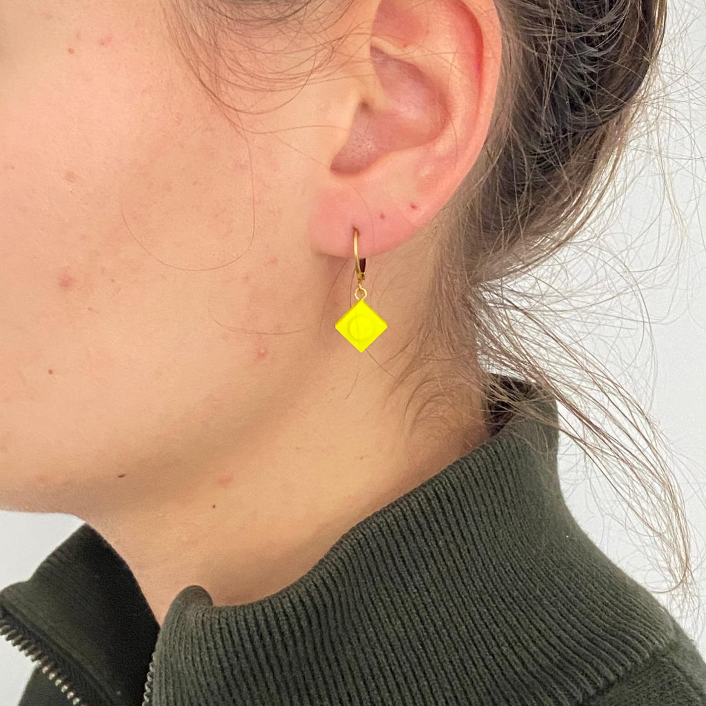 Mini boucles d'oreilles Dormeuses en acier inoxydable avec une brique de Lego®