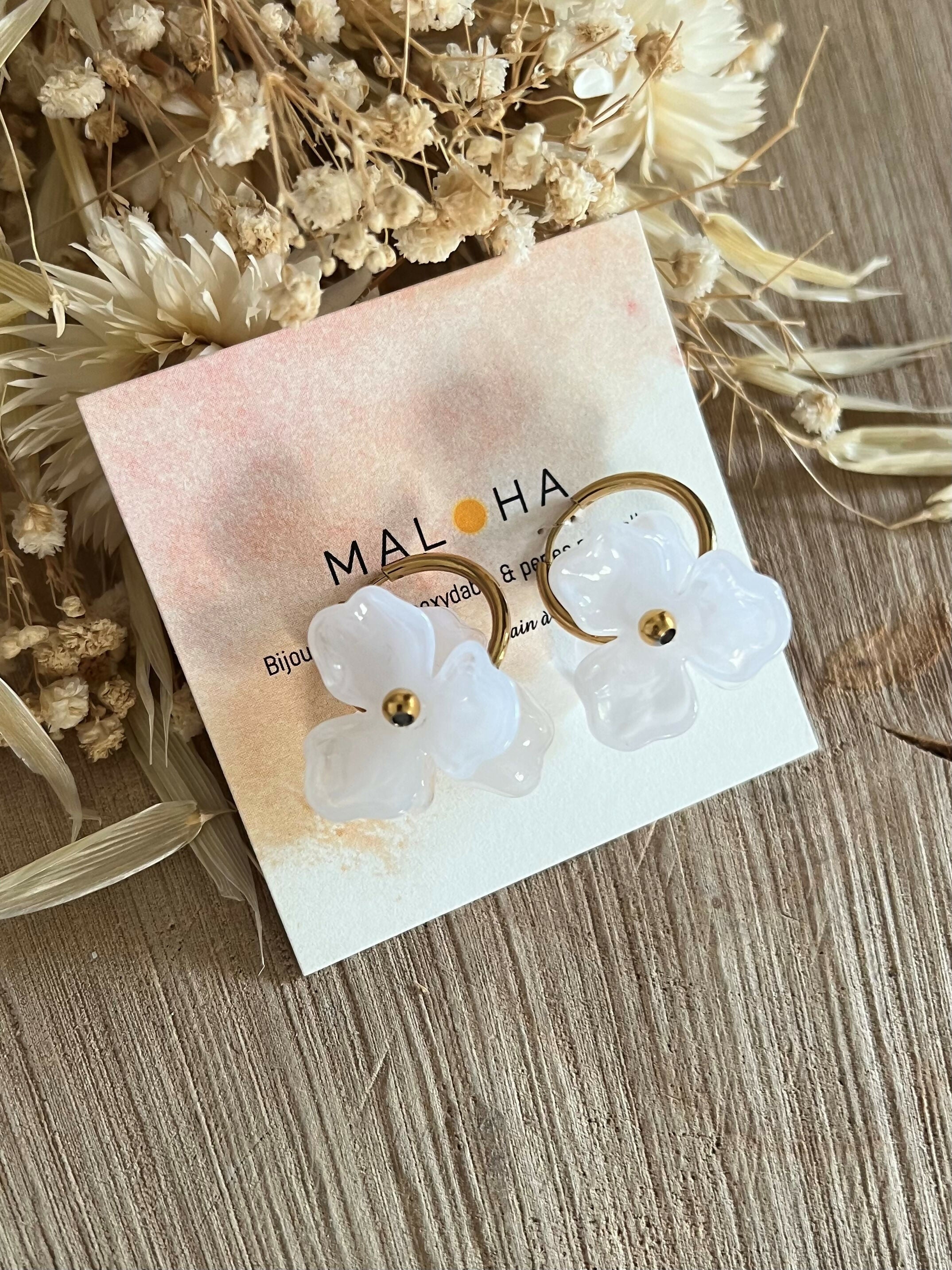 Grandes créoles fleurs blanches