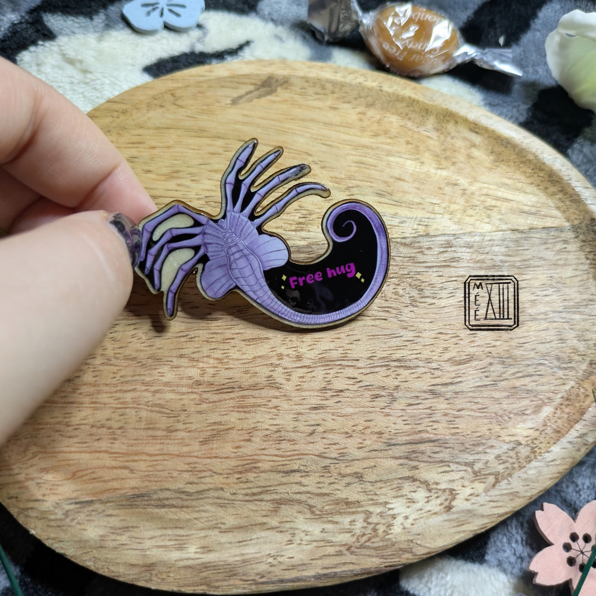 Pin's en bois artisanal Facehugger