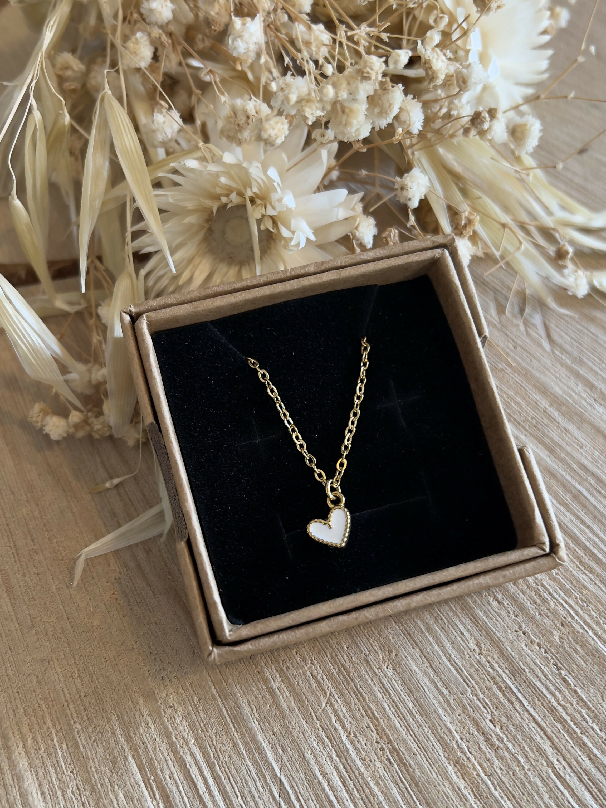 Collier petit coeur blanc