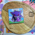 Pin's en bois artisanal petit monstre violet spectre