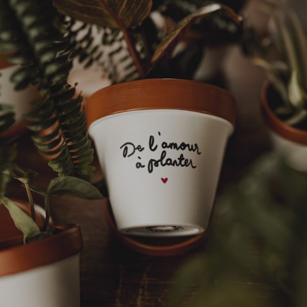 pot de fleur romantique pot de fleur personnalisé joli pot fait main pot artisanal français cadeau saint valentin pot terracotta poétique cadeau couple pot déco amour cadeau mariage fleuriste concept store cadeau original pot message d’amour plante succulente décoration naturelle pot de fleur artisanal cadeau romantique made in France cadeau amoureux slow déco plante verte cadeau symbolique