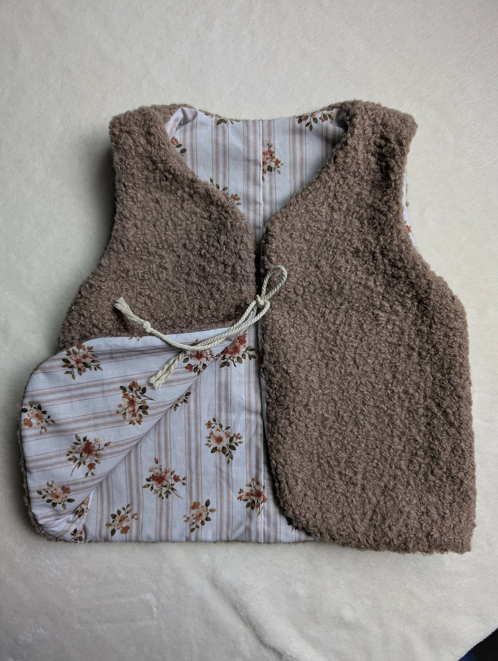GILET DE BERGER 4-6 ans Bouclettes beige bouquet de fleurs