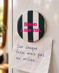 Magnet Muisti « Bisou à ton cul » tenant un petit mot dans une scène du quotidien.