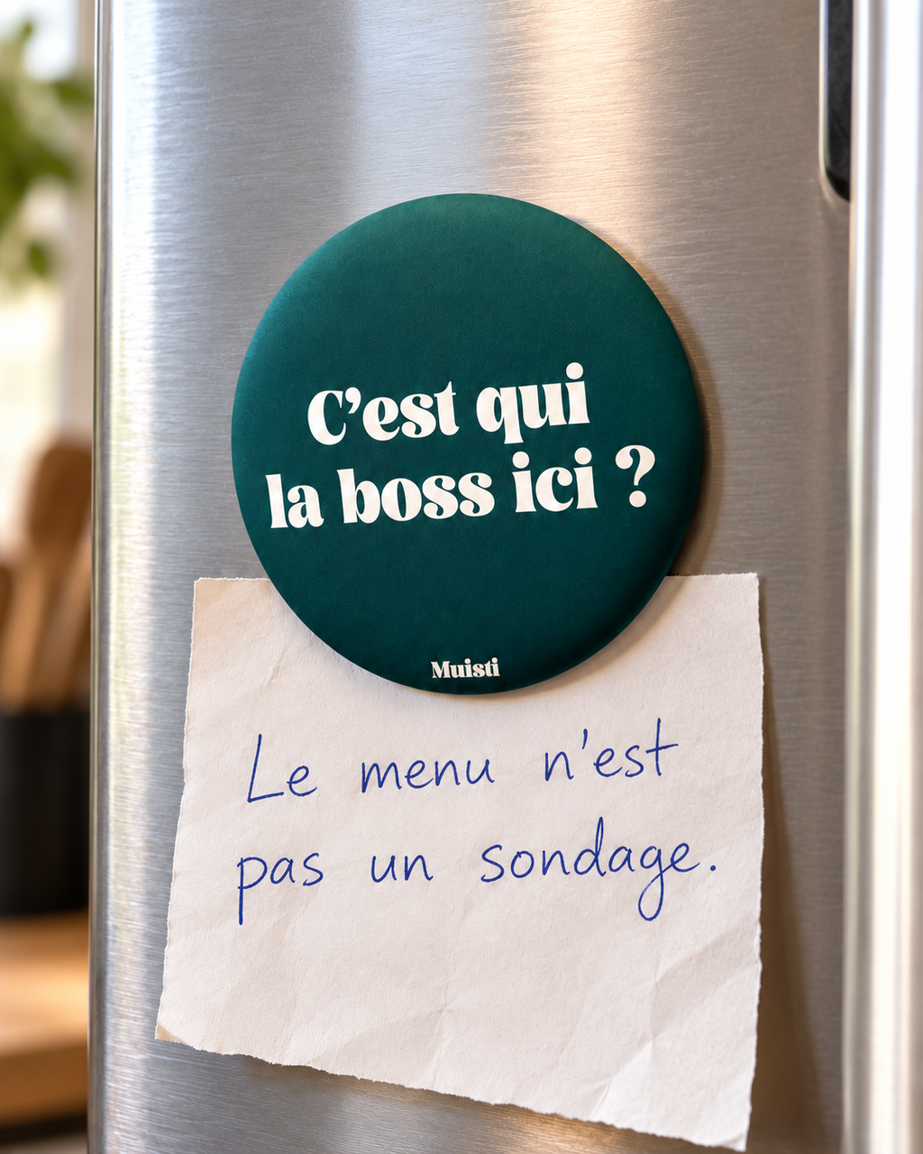 Magnet Muisti « C’est qui la boss ici ? » tenant un petit mot dans une scène du quotidien.