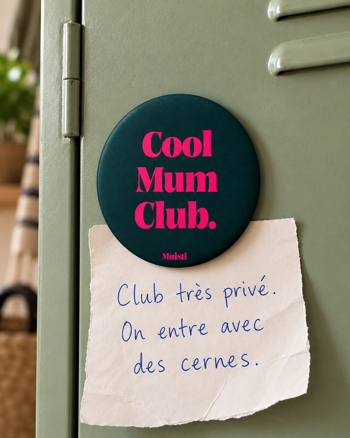 Magnet Muisti « Cool Mum Club » tenant un petit mot dans une scène du quotidien.